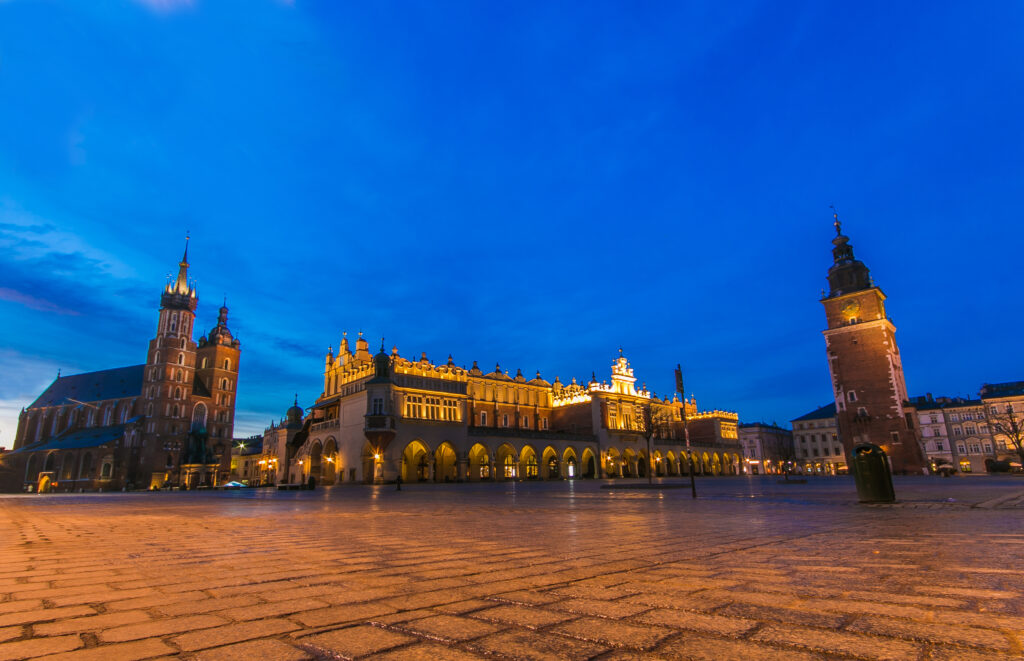 Oświetlone Sukiennice na Rynku Głównym w Krakowie o zmierzchu