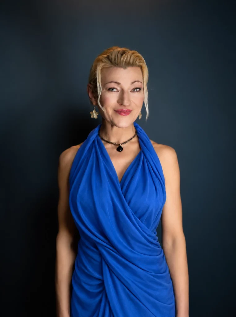 Anna — masażystka Studio Dewi w niebieskim pareo