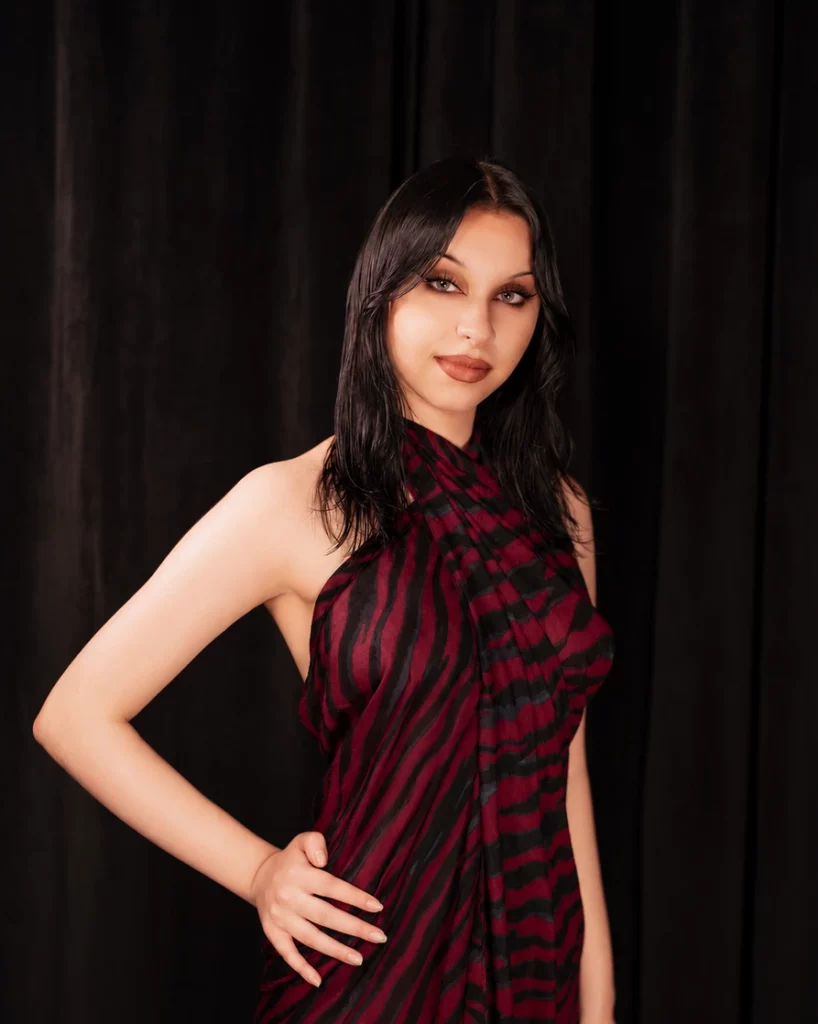 Magda — masażystka Studio Dewi w bordowym pareo z czarnym wzorem